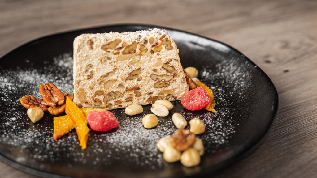 Ambachtelijke nougat met Maple Syrup en Pecannoten van ZinZetion op een bordje